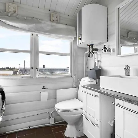 Cozy Log With A View Of The Water *